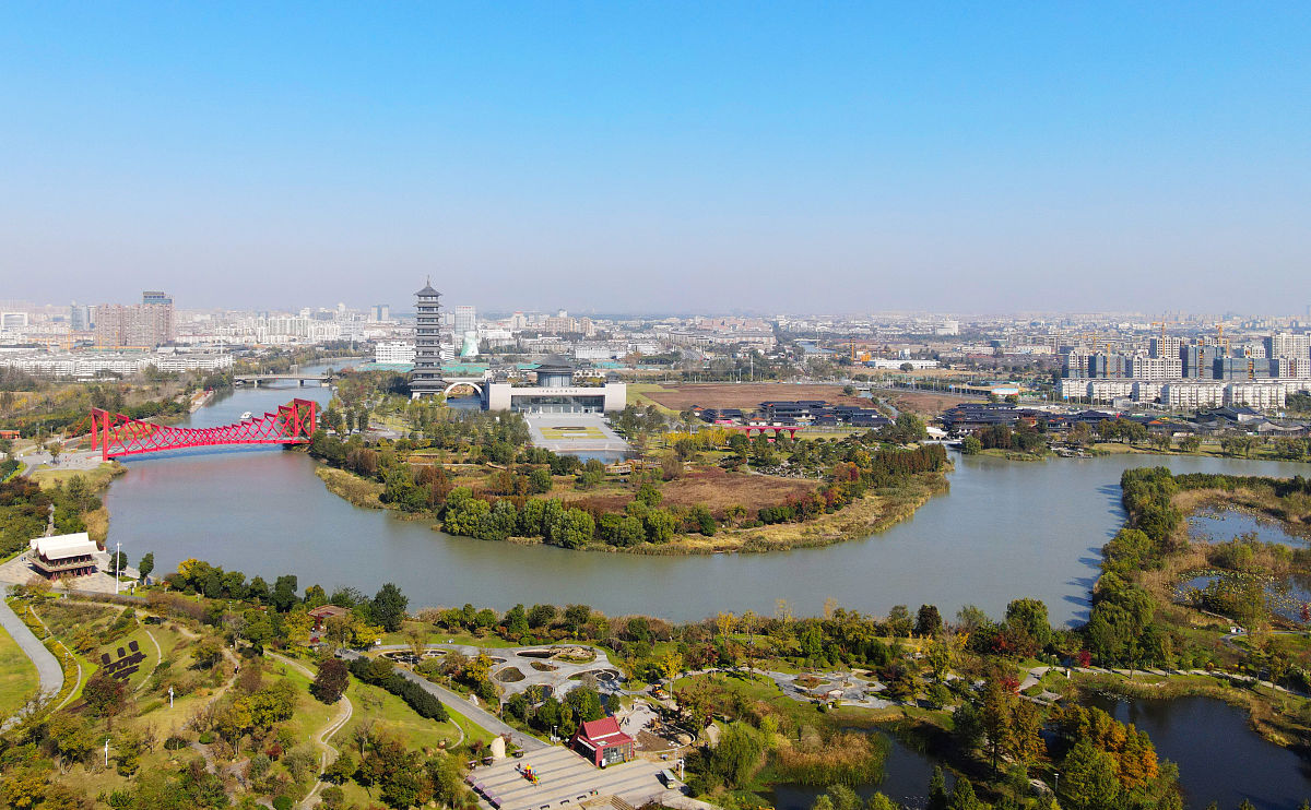 2021年11月10日,江苏省扬州市运河三湾生态文化公园初冬景色.