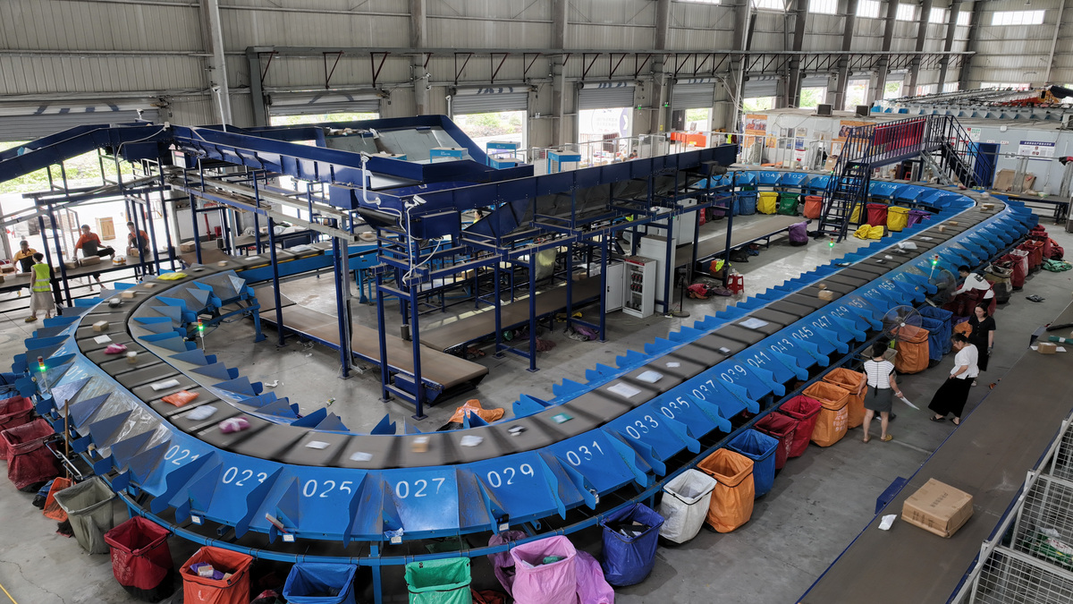 我国正逐渐步入互联网+时代据统计近几年中国每年的快递运送数量超百亿件这还不包括其他种类的物流运输并且快递行业的运输量呈现稳步增长趋势。在如此大量的物流运输量面前传统的人工分拣方式显得越来越力不从心况且在人工分拣的过程中分拣人员要对每个物流快件进行信息核对和记录按照物流快件的种类、目的地和收件人信息等进行逐一核对和分类如此大的工作量很难保证每个物流快件都能正确的进行分拣和运输。因此物流运输行业对物品