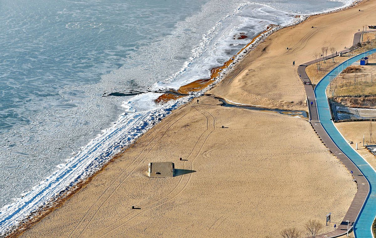 考虑到经济性拟建海堤位于深水区海堤与波浪的相互作用较强且淤泥土层较厚地基本身较差堤身较大故选择斜坡海堤。斜坡海堤适用于地基条件较差、堤高相对较高的地区。斜坡海堤具有应力分布均匀、稳定性好、适应变形和局部破坏能力强、易于修复等特点。同时斜坡式海堤外坡平缓反射波小防浪效果好对沉降变形的适应性好因此选择斜坡式海堤。 请把上面的内容扩写到500个字并且要保障原文的意思不变