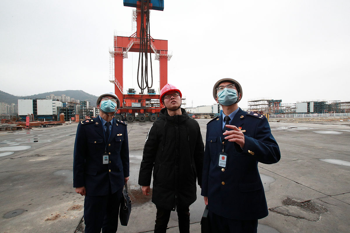 浙江省舟山市市场监督<strong>管理</strong>局金塘分局工作人员在宁波舟山港主通道5标