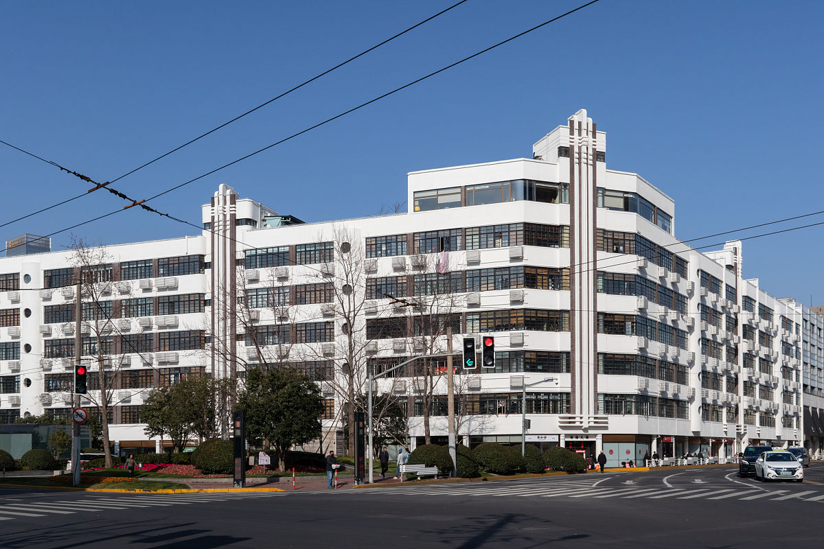 2021年2月3日,上海,淮海中路常熟路附近车水马龙,沿街路口新近完成外
