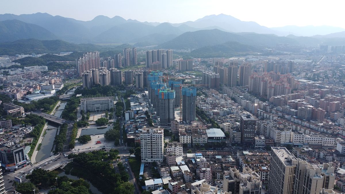 2021年9月10日,广东省东莞市清溪镇,航拍银瓶山风光.清溪水河涌,建筑