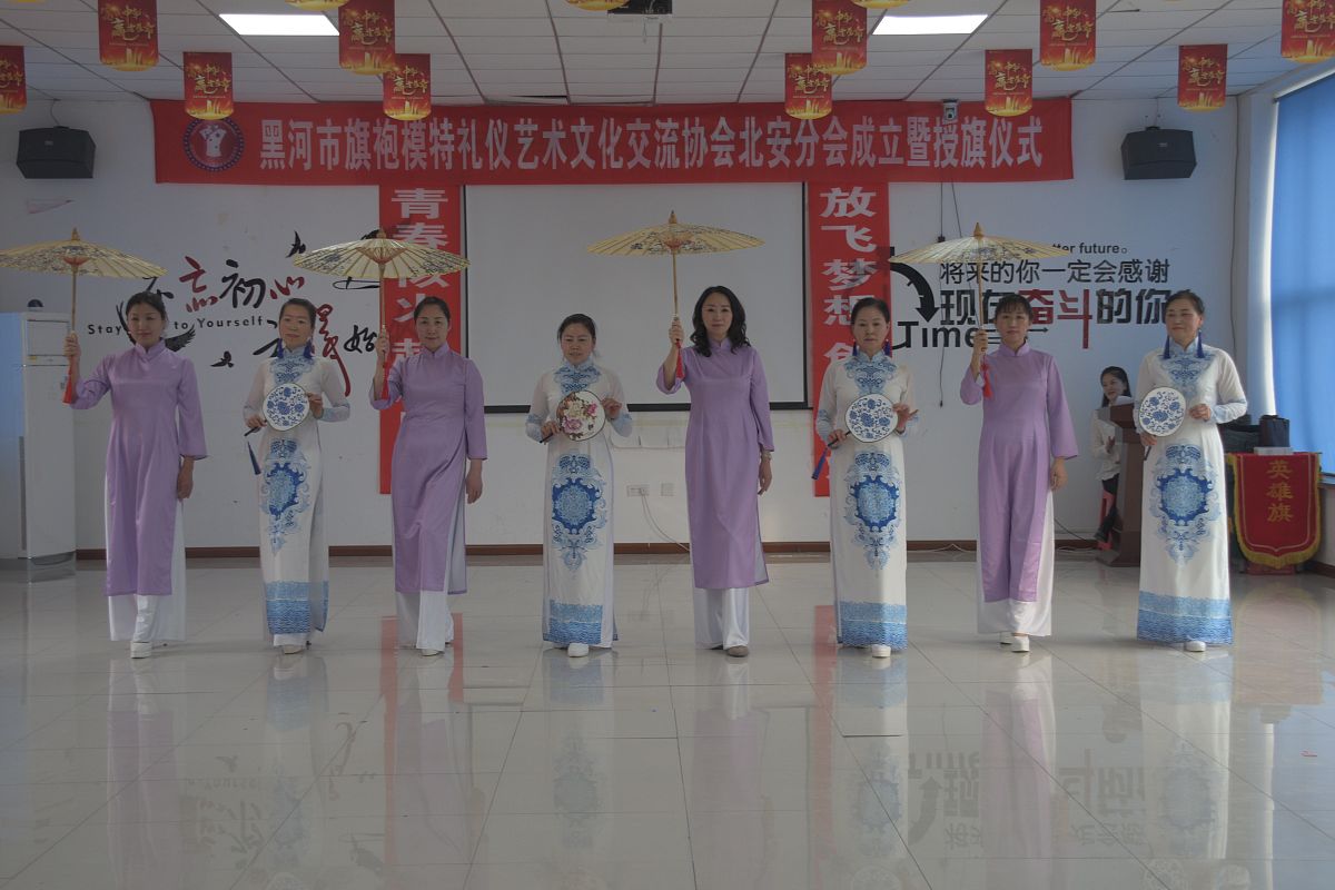 你是一位富有智慧的教授请根据我给的描述用中文生成一篇六千个汉字的论文我的描述是论文是关于礼仪的主要内容包括礼仪的起源与发展仪容礼仪仪态礼仪服饰礼仪。