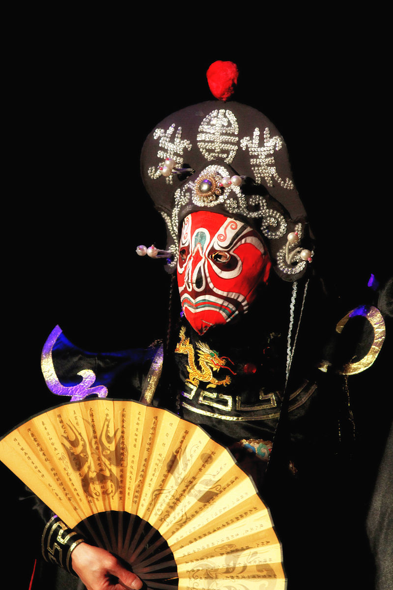 川剧变脸传承：年轻演员的挣扎与突破