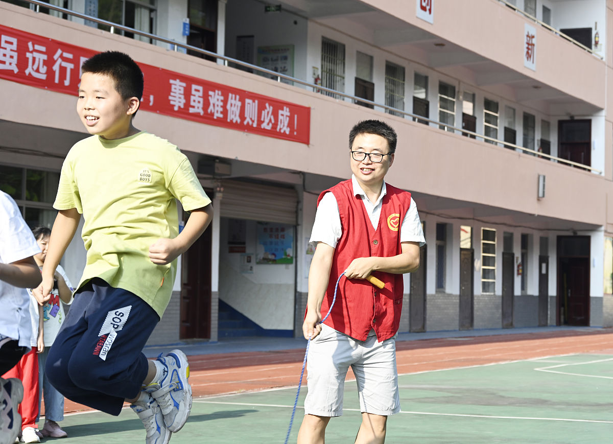 2021年9月9日,浙江省杭州市淳安县界首乡中心小学教师和党员志愿者们