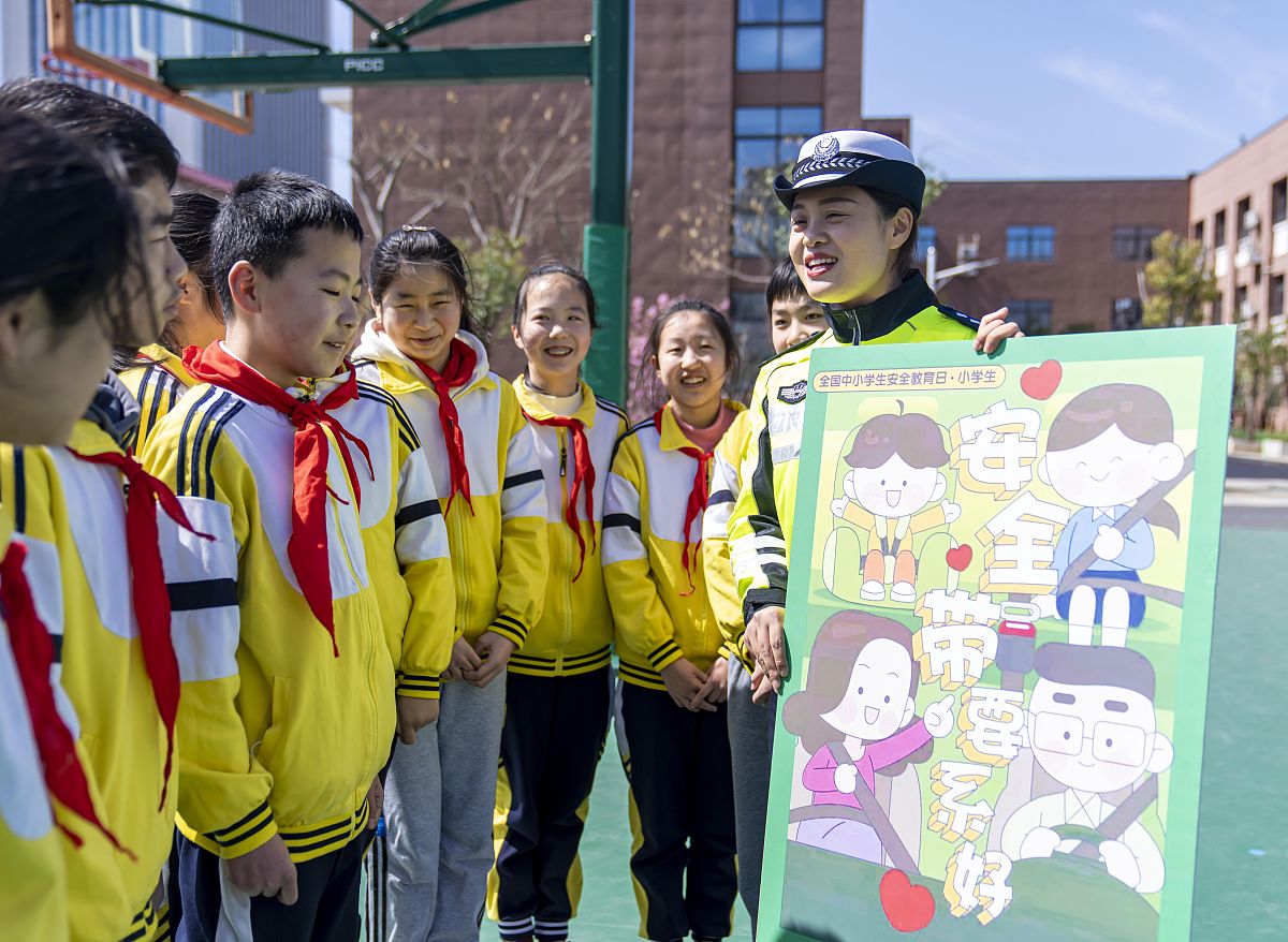 2022年3月28日,江苏省海安市公安局交警大队民警在海安市教师发展中心