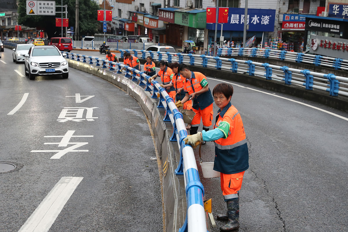 致敬公路人：行走者的足迹，奉献的象征