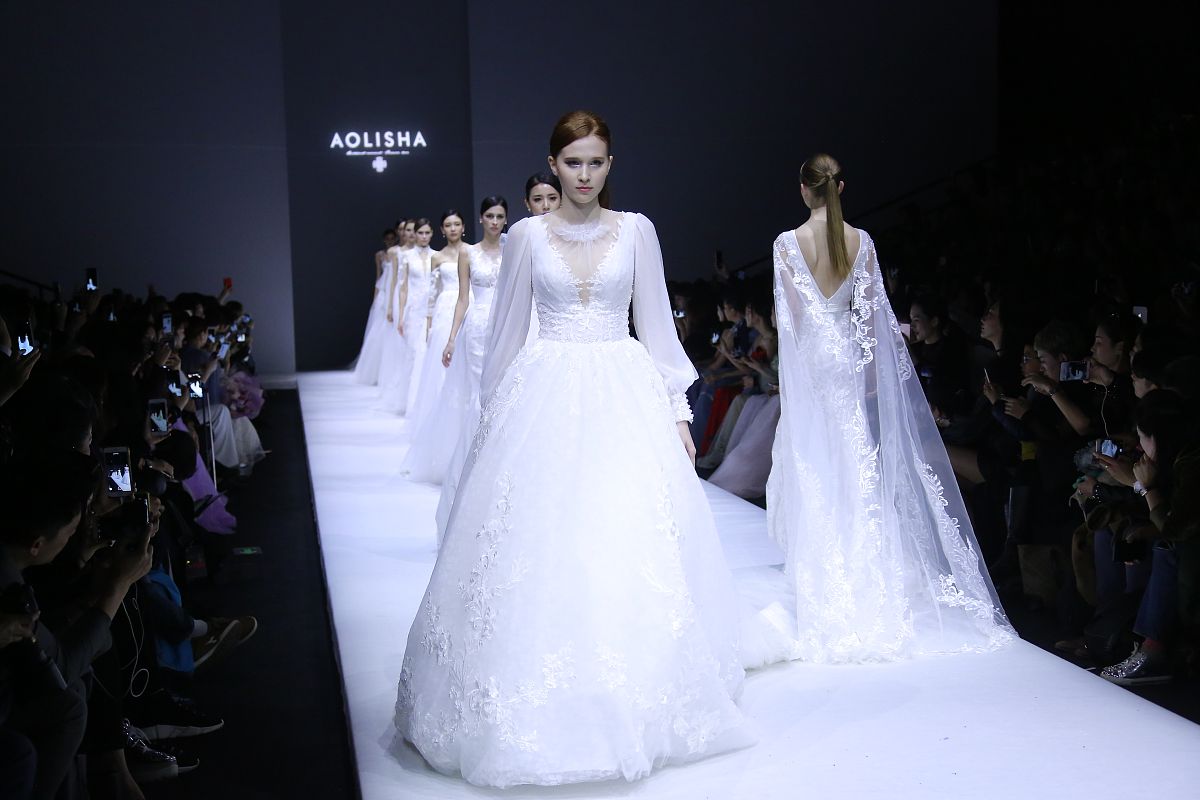 V领长袖上衣：优雅百搭，展现自信魅力