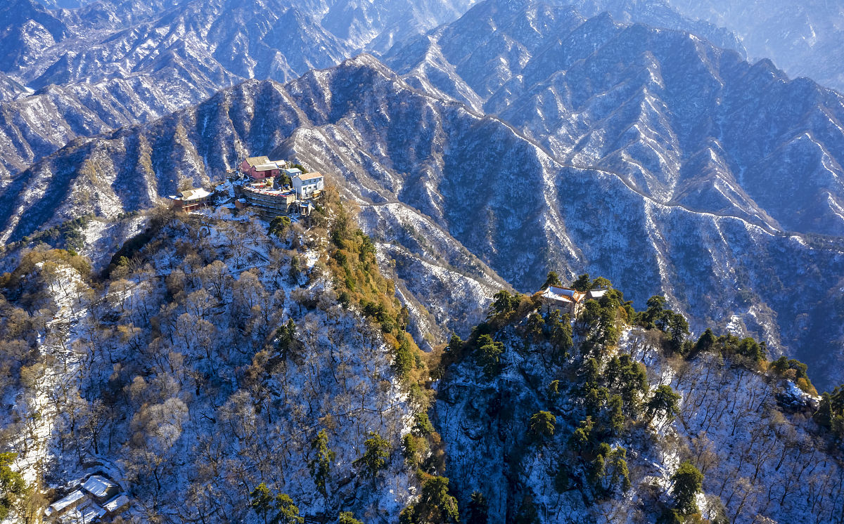 2021年11月9日,西安,冬雪里的秦岭山中寺庙.(如需下载使用,请务必署名
