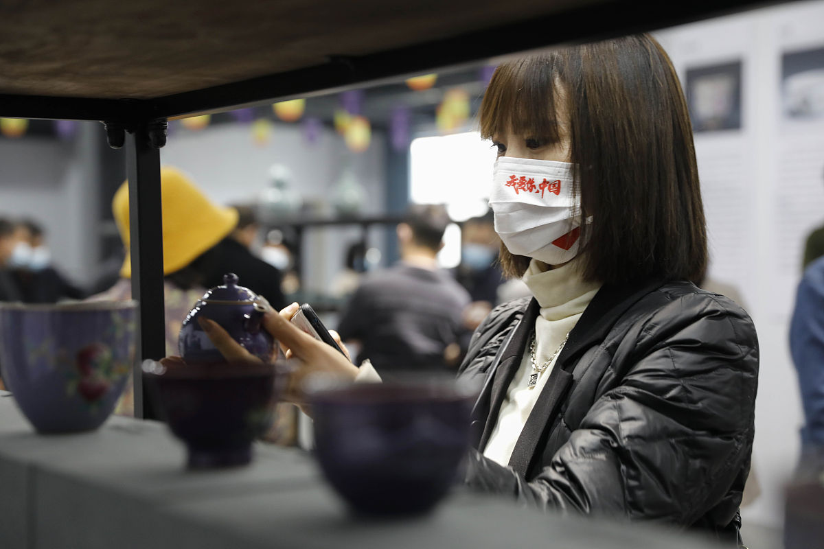 2021年11月29日,河南平顶山,人们在宝丰县电商直播基地参观.