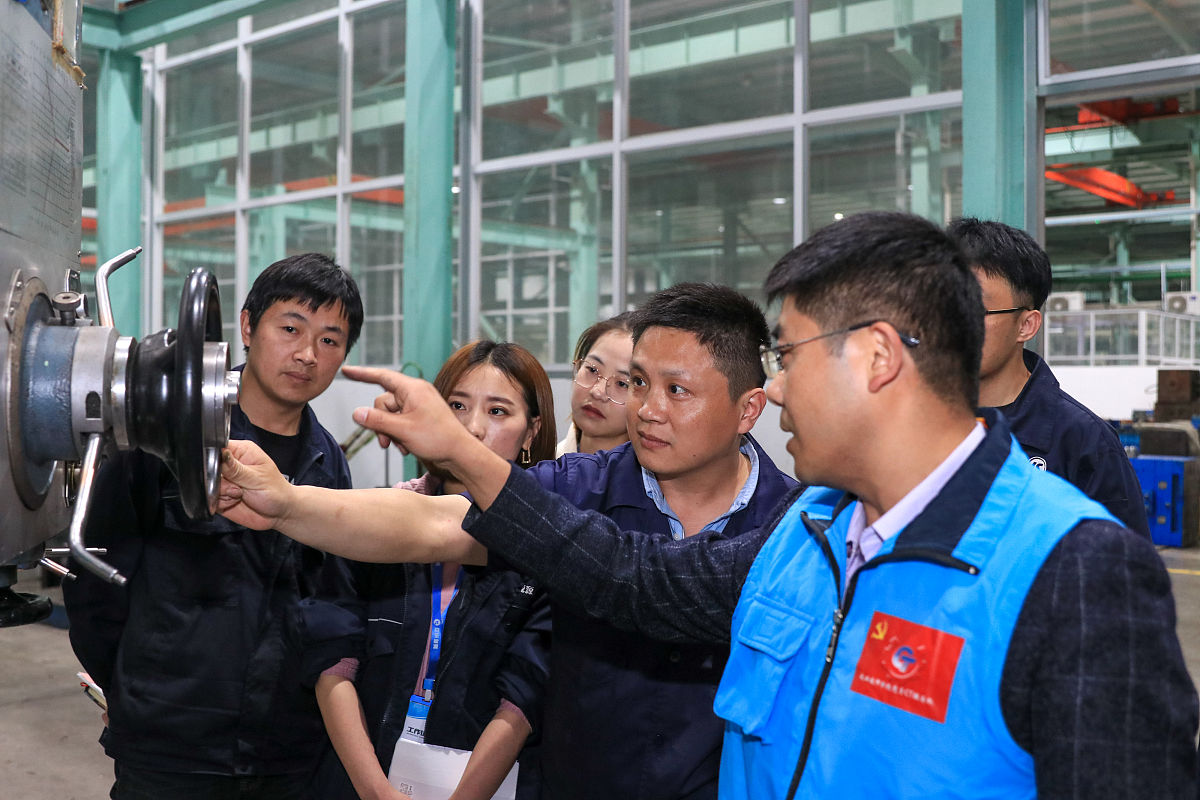 帮我修改文章劳动精神培养浸润阵地。用劳模精神、工匠精神来引领新时代中职劳动教育并将劳动教育融入校园物质文化、精神文化、制度文化和活动文化建设中。学校精心打造了精善系列校园文化景观开展主题校园文化活动打造以王生兵为责任人的福彩人生 名师工作坊石雕石刻名师工作室并邀请姜云海、杨声才等技艺高超的石雕石刻大师进驻工作室指导学生、学员雕刻石雕使一批具有潜质的学员能传承大师技艺。助推国家级刘能风石雕技能大师工