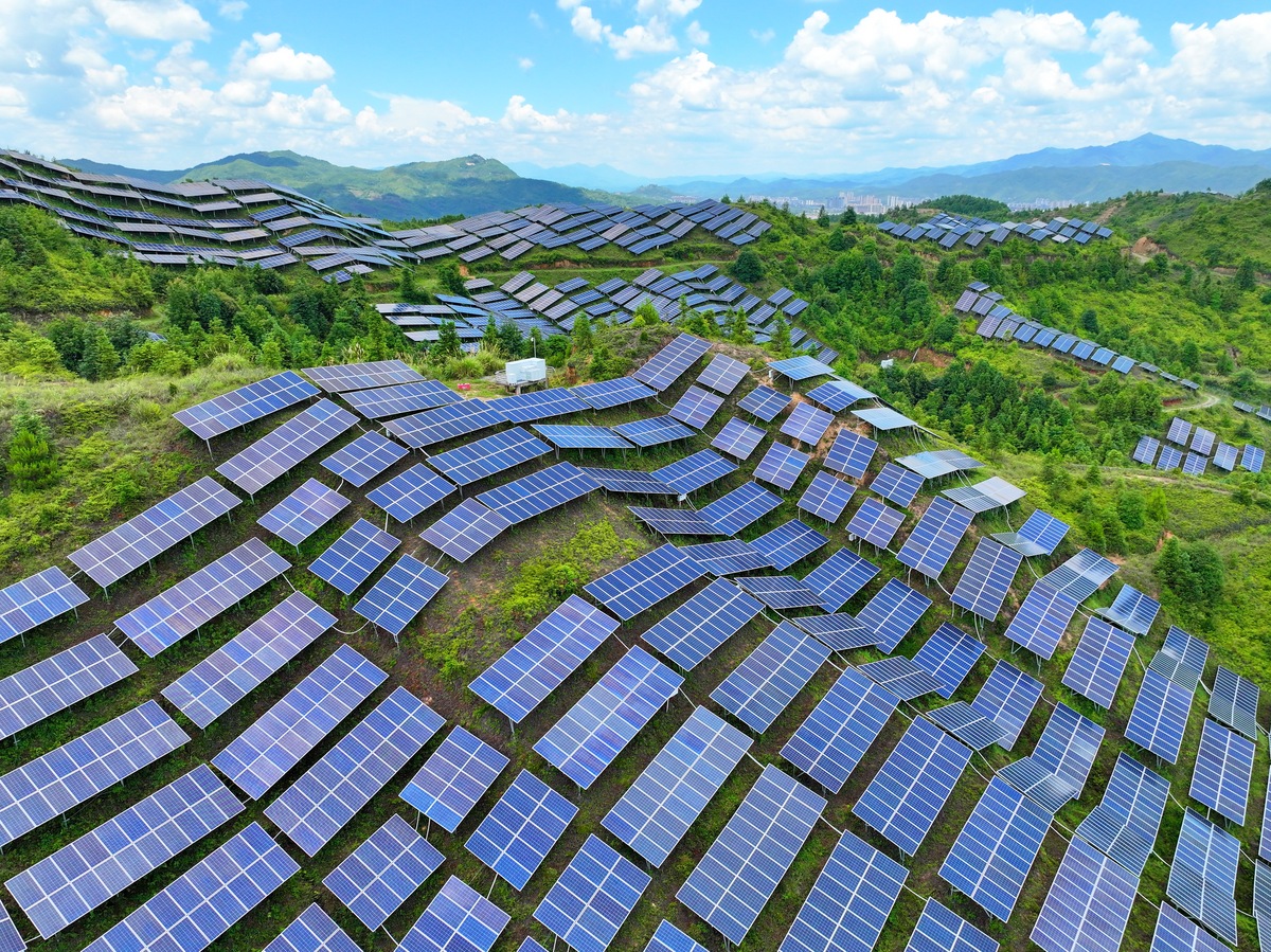 请根据以下大纲编写金华市光伏产业发展现状与对策研究的详细内容；金华市光伏产业发展现状与对策研究一、现状分析1 光伏产业发展现状：金华市光伏产业具有一定的基础但相对于一些发达地区和大城市来说仍然存在一定差距。目前金华市的光伏产业主要集中在组件制造、光伏发电和光伏应用方面。组件制造：金华市拥有一批光伏组件制造企业生产规模较大技术水平较高但整体上与国内一些光伏产业集中地相比还有一定差距。光伏发电：金华市