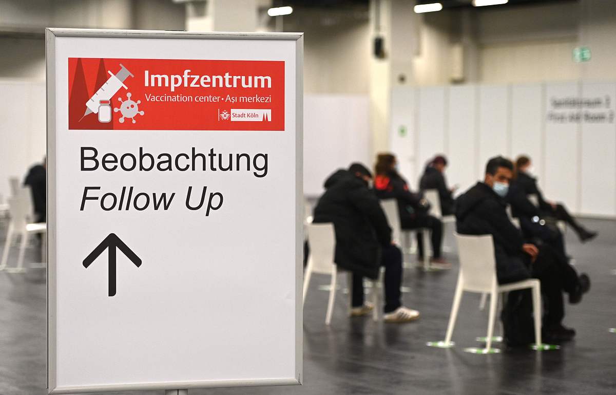 Please translate the following context因上星期謝卓琳去覆診左耳的時候 醫院安排佢這個星期三要再覆診 所以謝卓林第一天回不到學校上學 我們應該要請假還是延遲一天開學