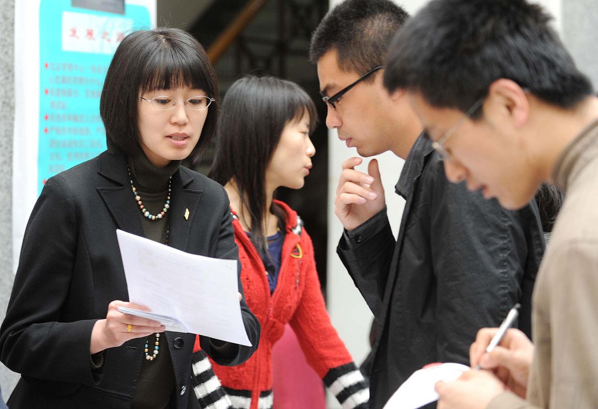 Day 1 前往成都天府新区参观天府新区公园城市展厅和规划厅；Day 2前往上海交通大学四川研究院学习成都校企合作、产教融合相关措施；Day 3前往梦想中的新农村——天府新区南新村在田间地头探寻乡村振兴的善治之策参观南新村双创中心；Day 4 前往渝北区体验科技发展；Day 5 前往成渝双城经济圈产业数字化赋能基地走访参观；Day 6 返程。制定一个类似的计划考虑可行性和经济大一学生可以做得到