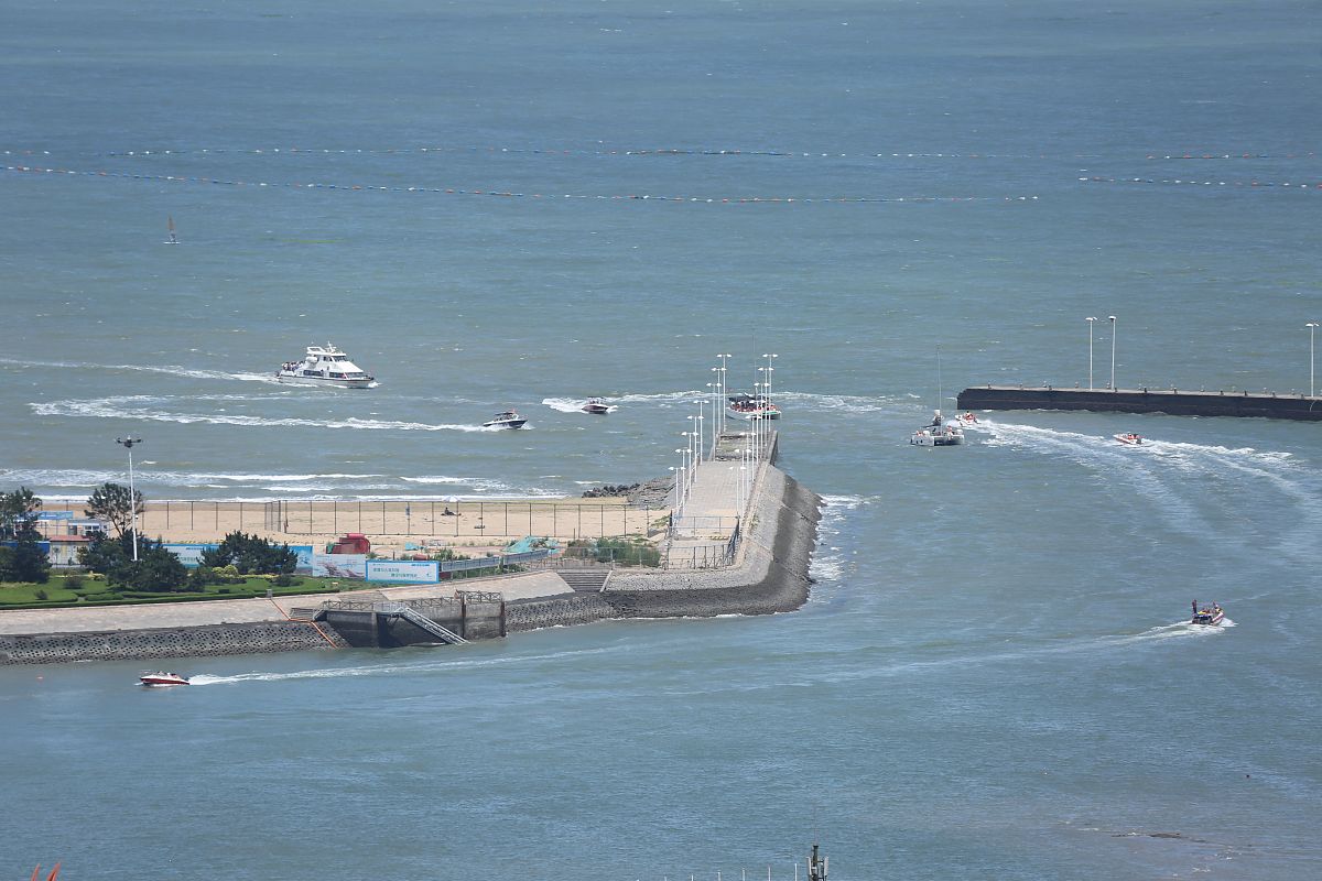 2019年7月18日,山东日照,万平口入海口的游艇清晰可见.