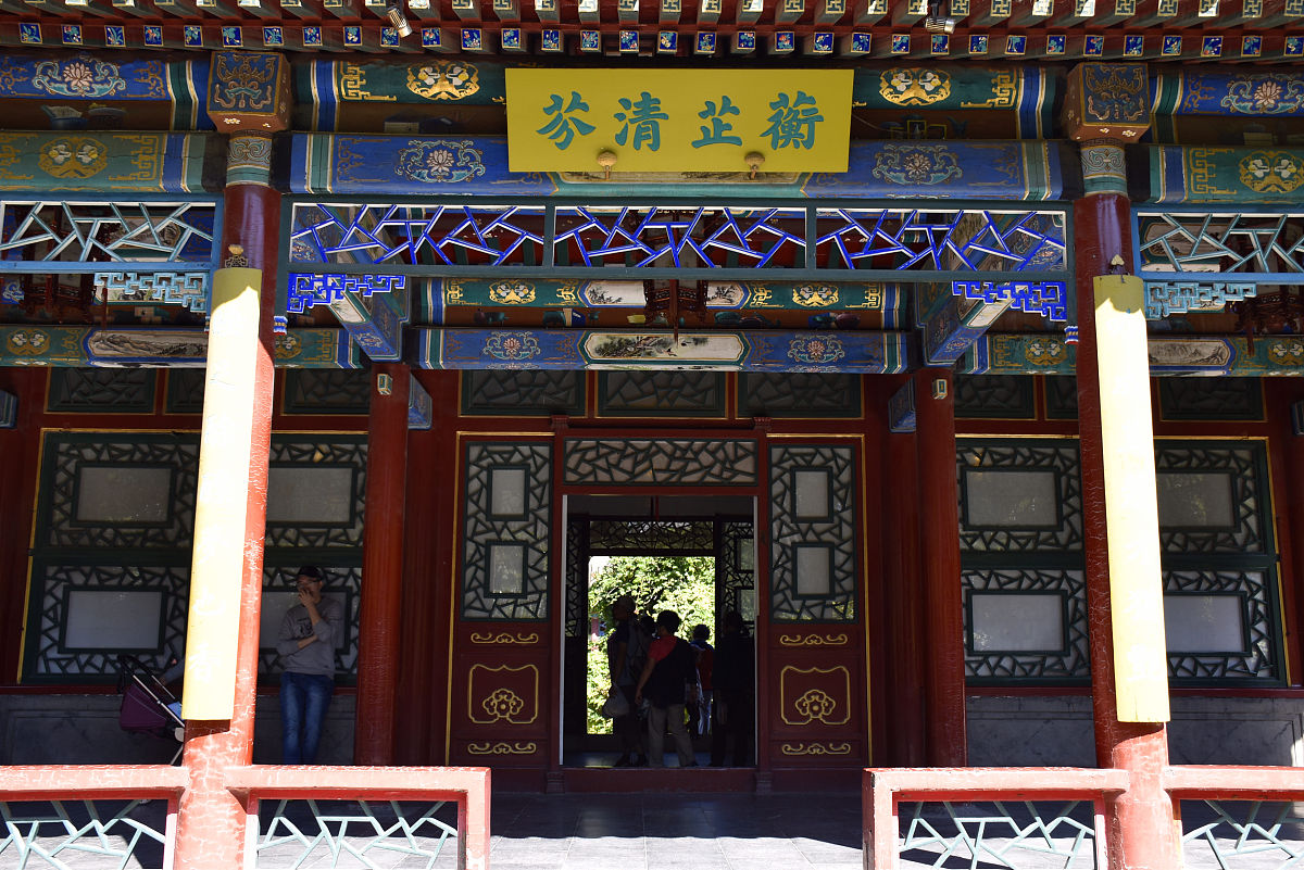 阅读下面的材料根据要求写作。60分《红楼梦》写到大观园试才题对额时有一个情节为元妃贾元春省亲修建的大观园竣工后众人给园中桥上亭子的匾额题名。有人主张从欧阳修《醉翁亭记》有亭翼然一句中取翼然二字;贾政认为此亭压水而成题名还须偏于水主张从泻出于两峰之间中拈出一个泻字有人即附和题为泻玉;贾宝玉则觉得用沁芳更为新雅贾政点头默许。沁芳二字点出了花木映水的佳境不落俗套也契合元妃省亲之事蕴藉含蓄思虑周全以上材料