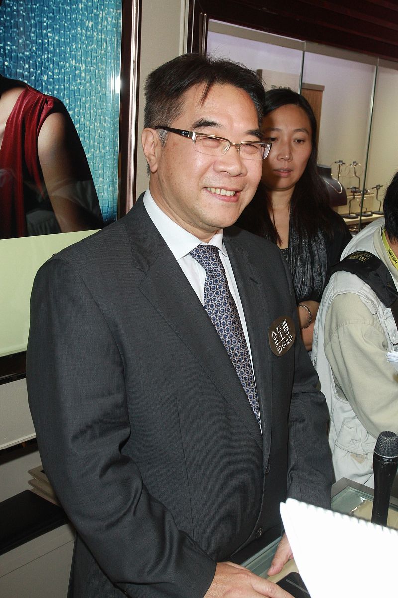 2011年10月7日,香港,中华小姐试戴百万后冠活动.徐传顺+++_+++明星,孩
