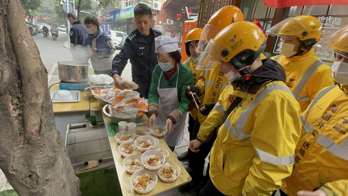 2021年2月4日,成都,外卖小哥吃上热水饺.(如需下载使用,请务必署名:红