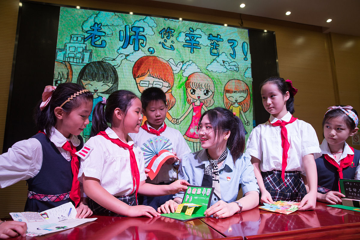 改写：老师们所教授的课程使我受益匪浅承蒙老师们的殷殷教诲学生不胜感激