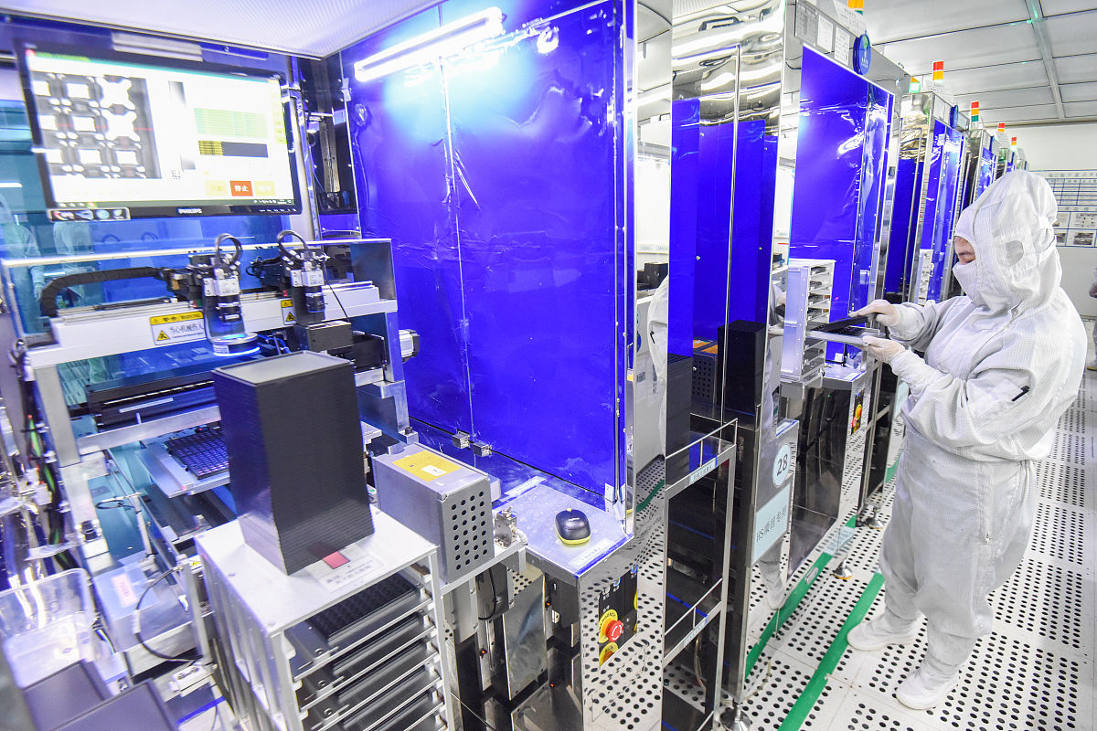 集成电路的生产工艺是什么？请从水、气、固、废、噪声等具体描述会产生什么污染物？