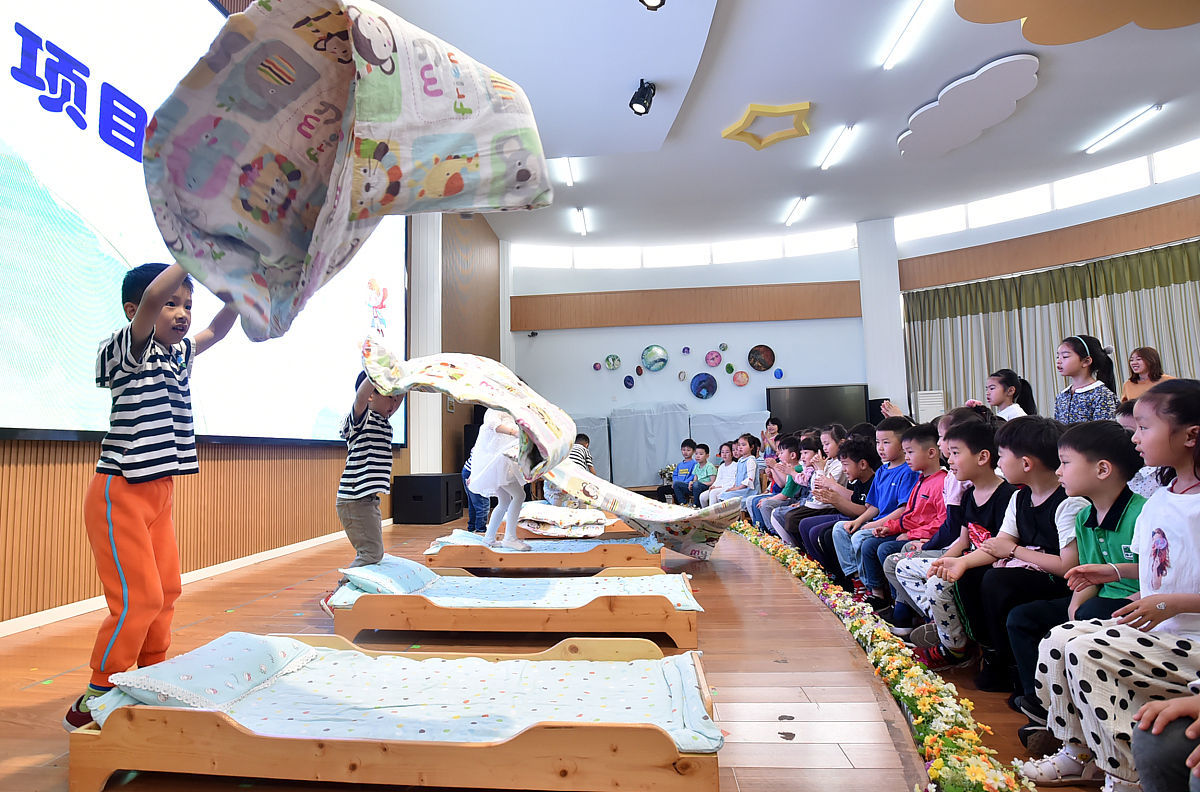 请帮我为写一篇中班王心蕾小朋友的学习发展建议 做事认真 很体面 喜欢手工喜欢表演 生活习惯自理能力不错 喜欢在众人面前展现自己 自尊心强 很难接受批评建议 有自己的骄傲 有时会瞧不起小朋友 希望和小朋友和睦相处 做老师能干的小助手