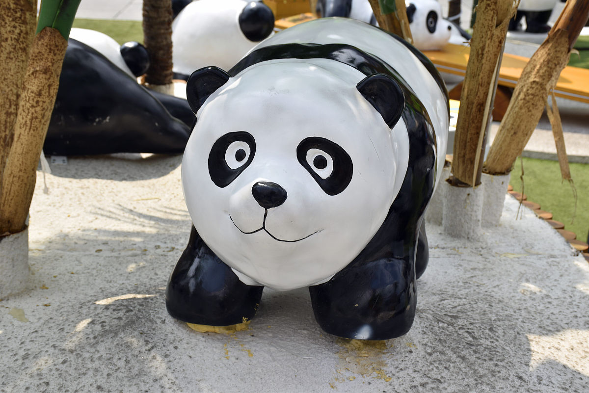 购买柔软逼真熊猫玩偶，感受温暖和舒适！