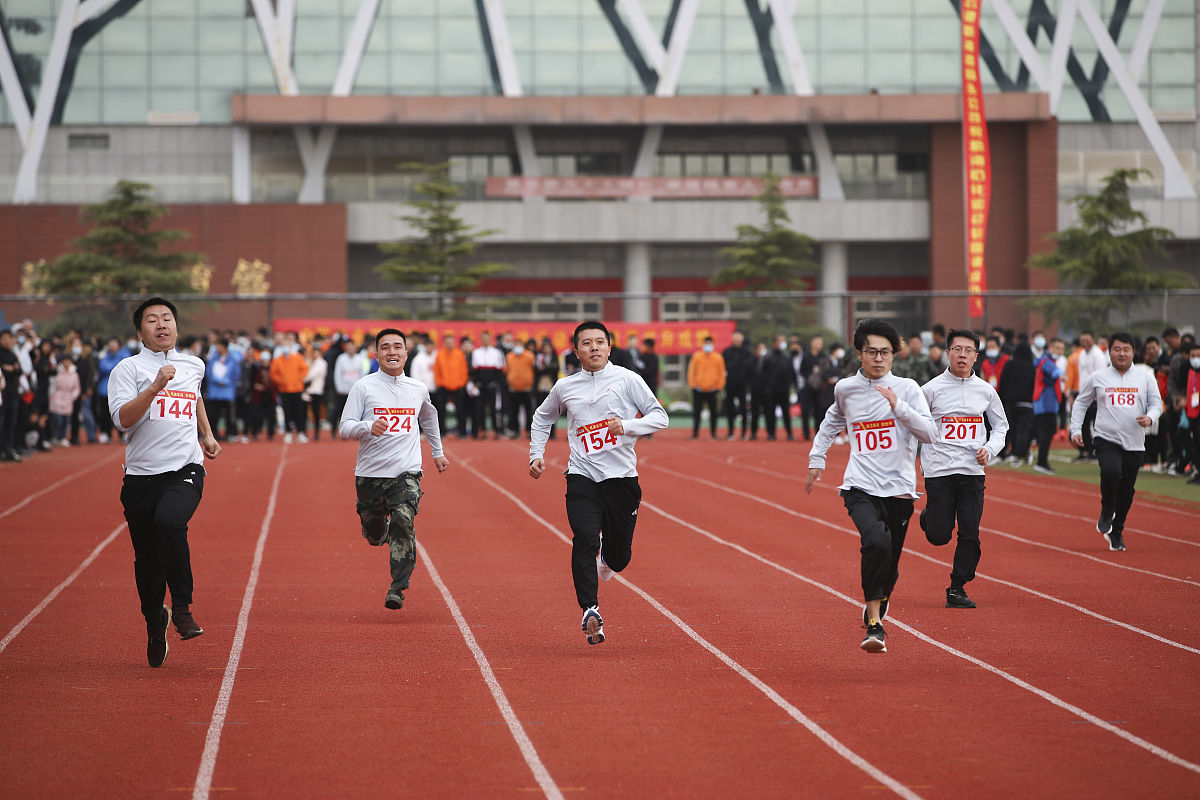 重庆市农业学校第十八届秋季田径运动会 - 竞技与活力齐飞