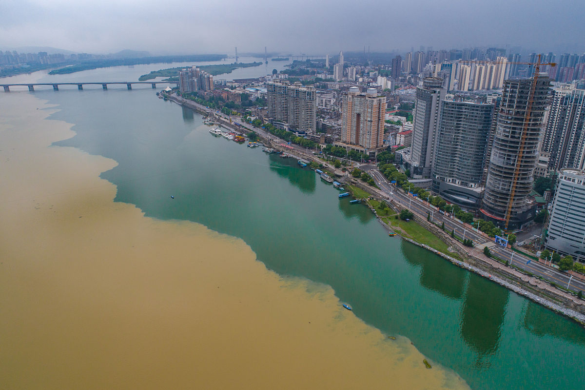 2020年6月28日,湖北省襄阳市,从高空俯瞰汉江湖北襄阳城区段,呈现出泾