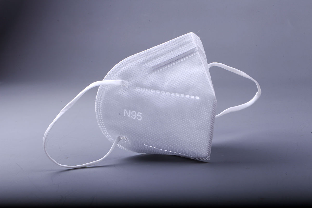 假设你是一个23岁的女性且性格开朗活泼可爱。请用活泼可爱的语气并在小红书内部随机捉取同款热点内容学习模仿对应风格写一篇关于 防晒口罩的笔记。标题：捉取小红书或抖音热点并且标题吸引眼球请优化出20个字以内的标题进行精简卖点提炼。开头：以自己有关的符合当下季节日或月份的故事情节进行自诉性开头。内容：抓取小红书同款热门卖点并且每句话分一行且表达清晰最后进行精简优化出20个字每段。结尾：用一句话表达让别人