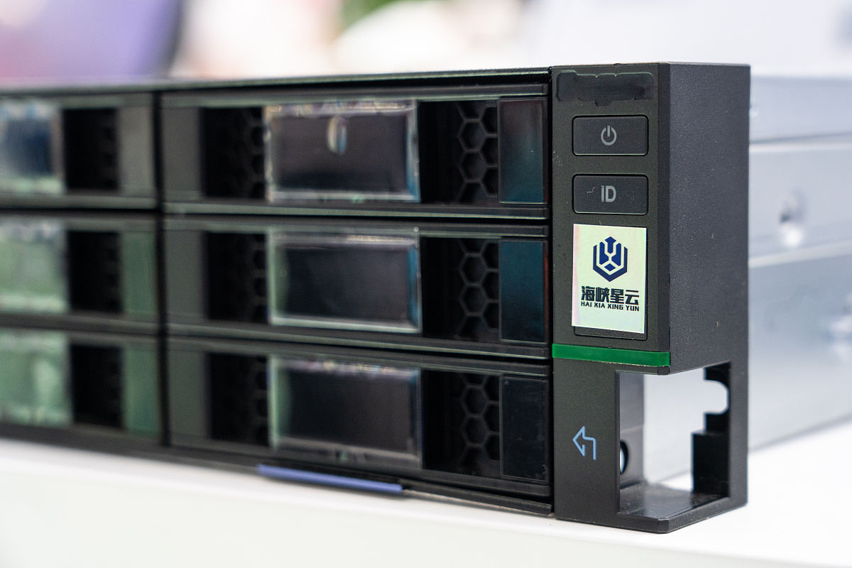 根据以下内容生成200字日报：上午商务新同事已到位跟新同事简单交流通过彩页白皮书相关视频重点讲解重点机型H3C R4900G5下午服务器实体机查看讲解通过新华三大讲堂视频教程学习服务器的通用基础知识和红牌两路服务器G3的型号