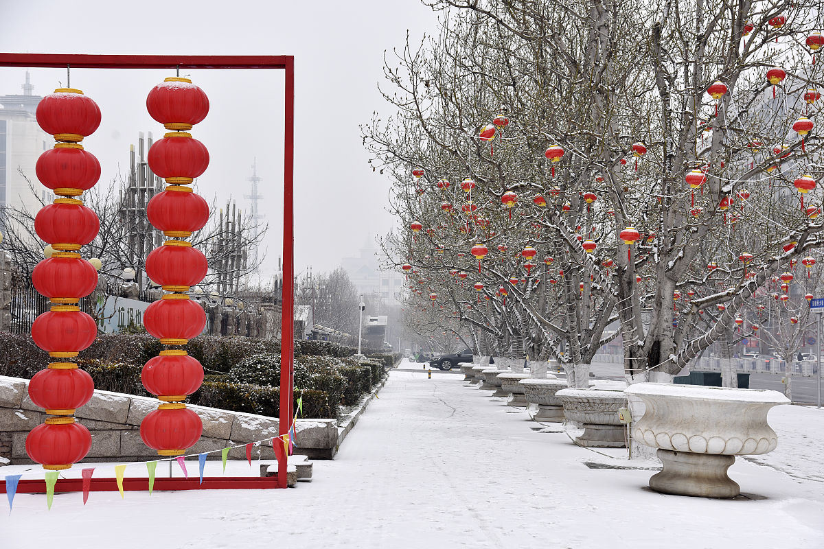 2021年1月25日,北京,迎降雪天气,雪中的红灯笼在白雪映衬下格外好看,