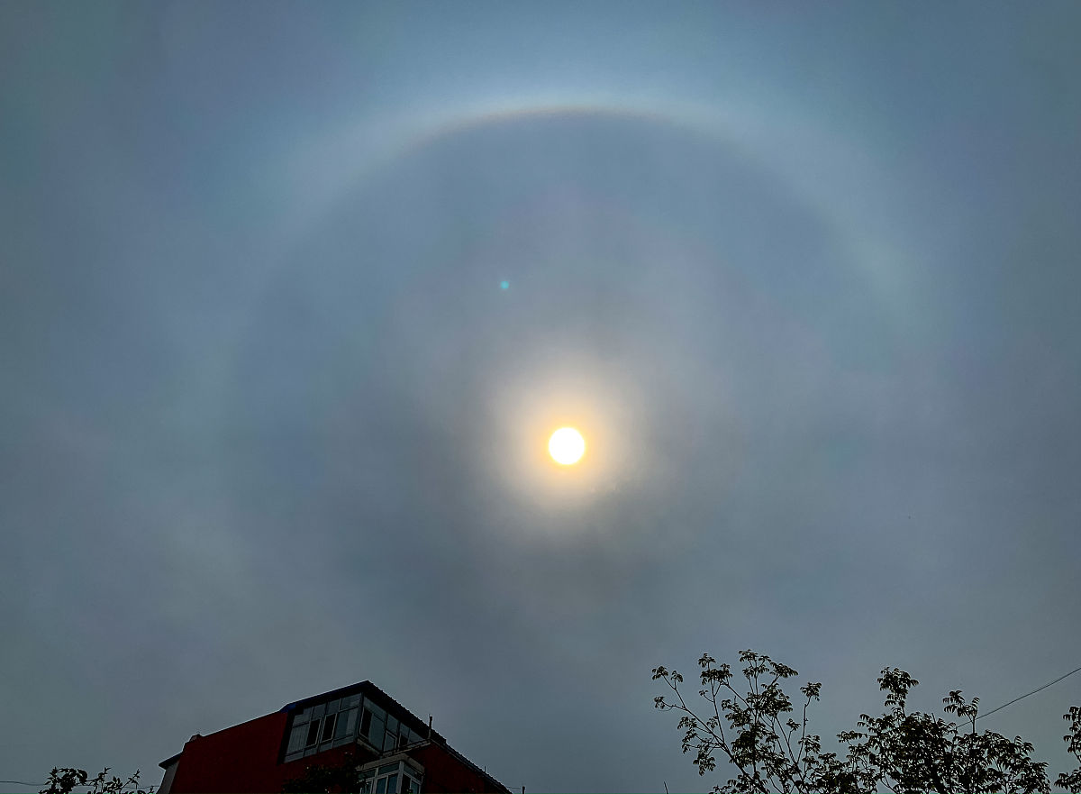2020年04月18日,当日北京天空中出现日晕天象.