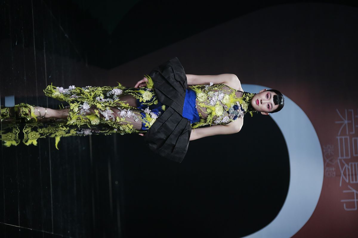 关于美容行业的线上推广以及招商加盟短视频文案 要求：文案中要有线上推广没人理会 线下会销没人加盟 一百五十字左右