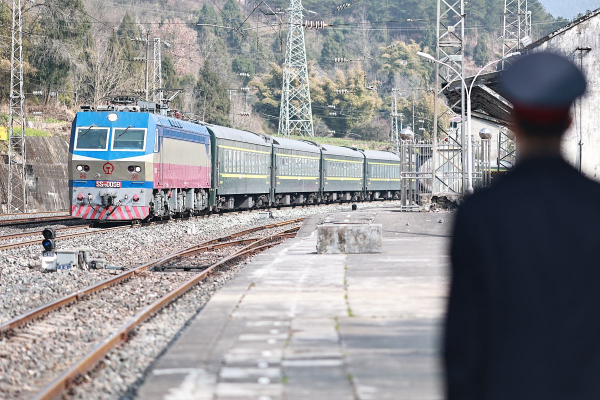 成都铁路技工学校招生问答：报考指南及就业前景