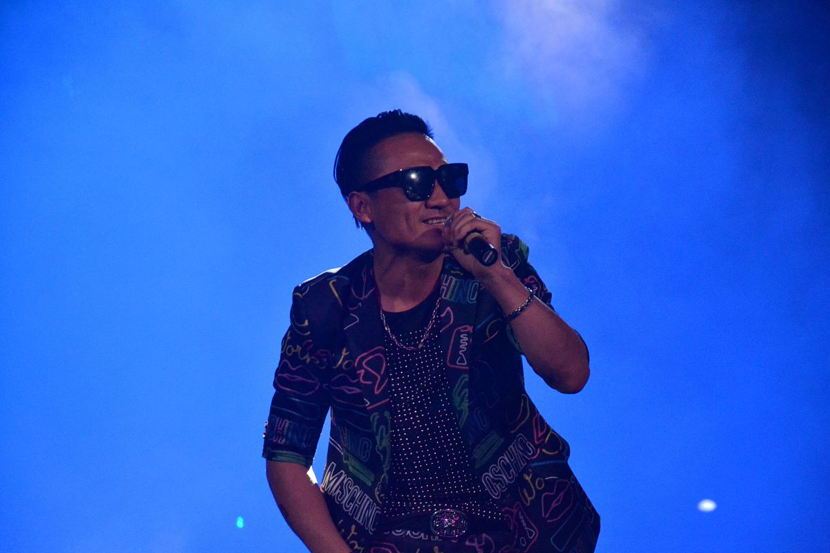 写一首表达怀旧情绪的摇滚中文歌曲歌词表达的主题为独立。歌词结构为verse1、verse2、Pre-Chorus、chorus1、chorus2、verse3、verse4、Bridge、chorus3、chorus4结构完整性温度值为2。建议歌词结尾以zhenenwen押韵温度值为01。保证chorus1、chorus2、chorus3、chorus4歌词不重复此要求温度值为1。歌曲主题、歌曲名