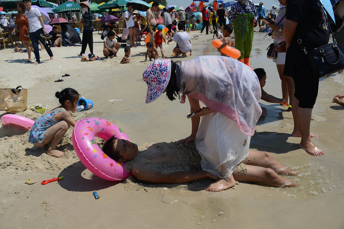 广西北海一浴场多名游客被不明鱼类咬伤引发关注舆论关注旅游安全问题