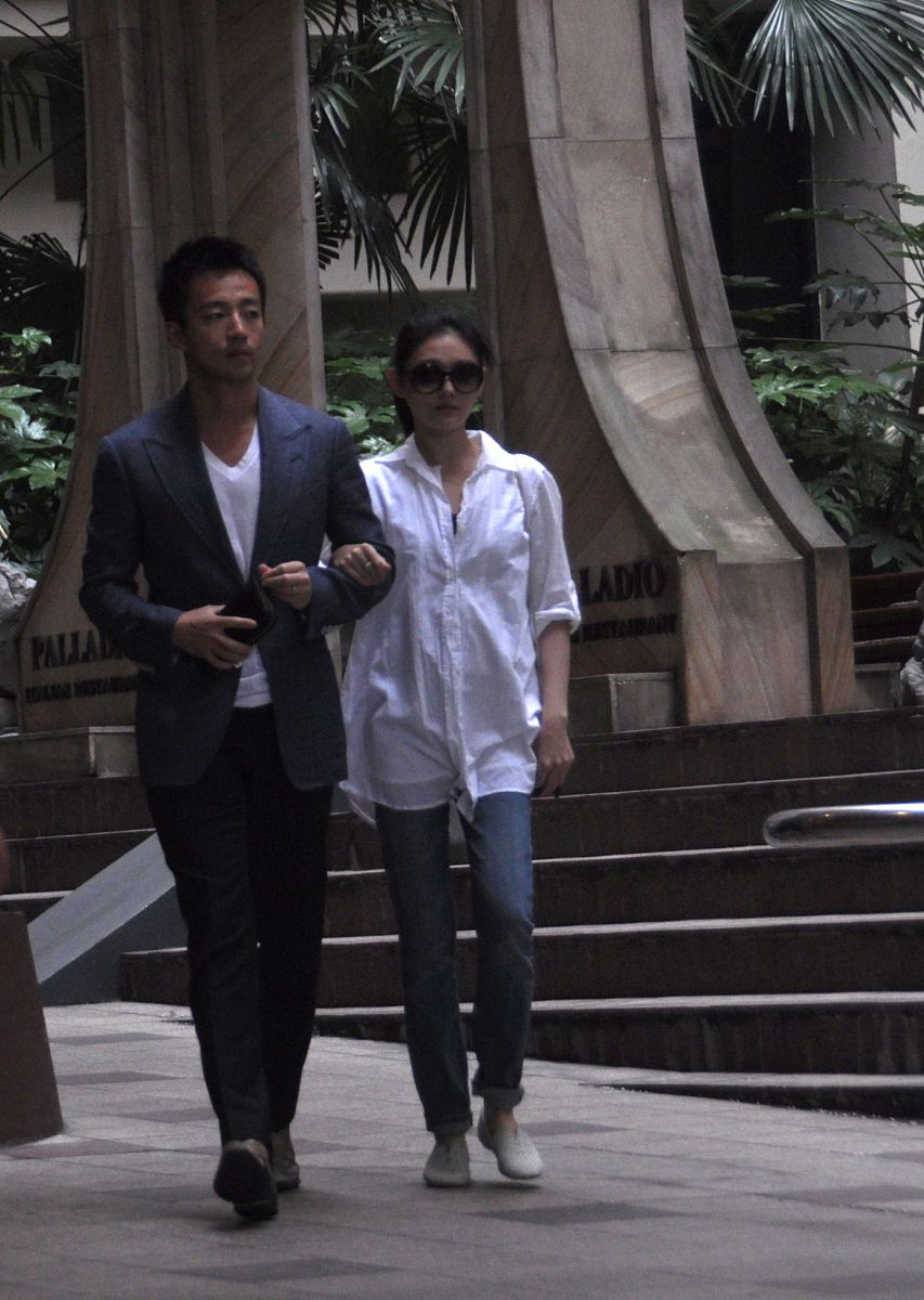 3月27日据台湾媒体报道此前大S跟汪小菲的生活费案件终于有了进展法院宣布了一审结果透露汪小菲败诉、大S胜诉消息一出引起不少网友围观热议。法院已经裁定允许大S提供汪小菲的账号方便后续下发扣押命令进行执行。将获750万生活费汪小菲败诉后熬夜直播显颓废。我是一名旁观者如何看待他们的婚姻生活请用金庸小说的描写手法进行前因后果的描写提出自己的观点字数不少于2000字同时有对话和心理活动的描写主要的观点是汪小