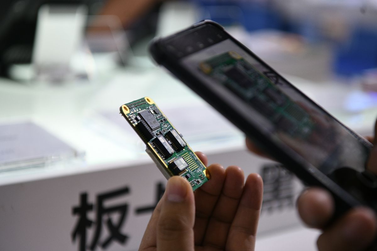 您好如果您误删了SD卡上的文件可以尝试使用一些手机上的恢复软件来恢复您的文件。以下是一些常用的恢复软件：1 DiskDigger：这是一款免费的恢复软件可以帮助您恢复SD卡上的照片、视频、文档等文件。2 EaseUS MobiSaver：这是一款收费的恢复软件但是它可以帮助您恢复更多类型的文件包括联系人、短信、通话记录等。3 Recuva：这是一款免费的恢复软件可以帮助您恢复SD卡上的照片、视频、