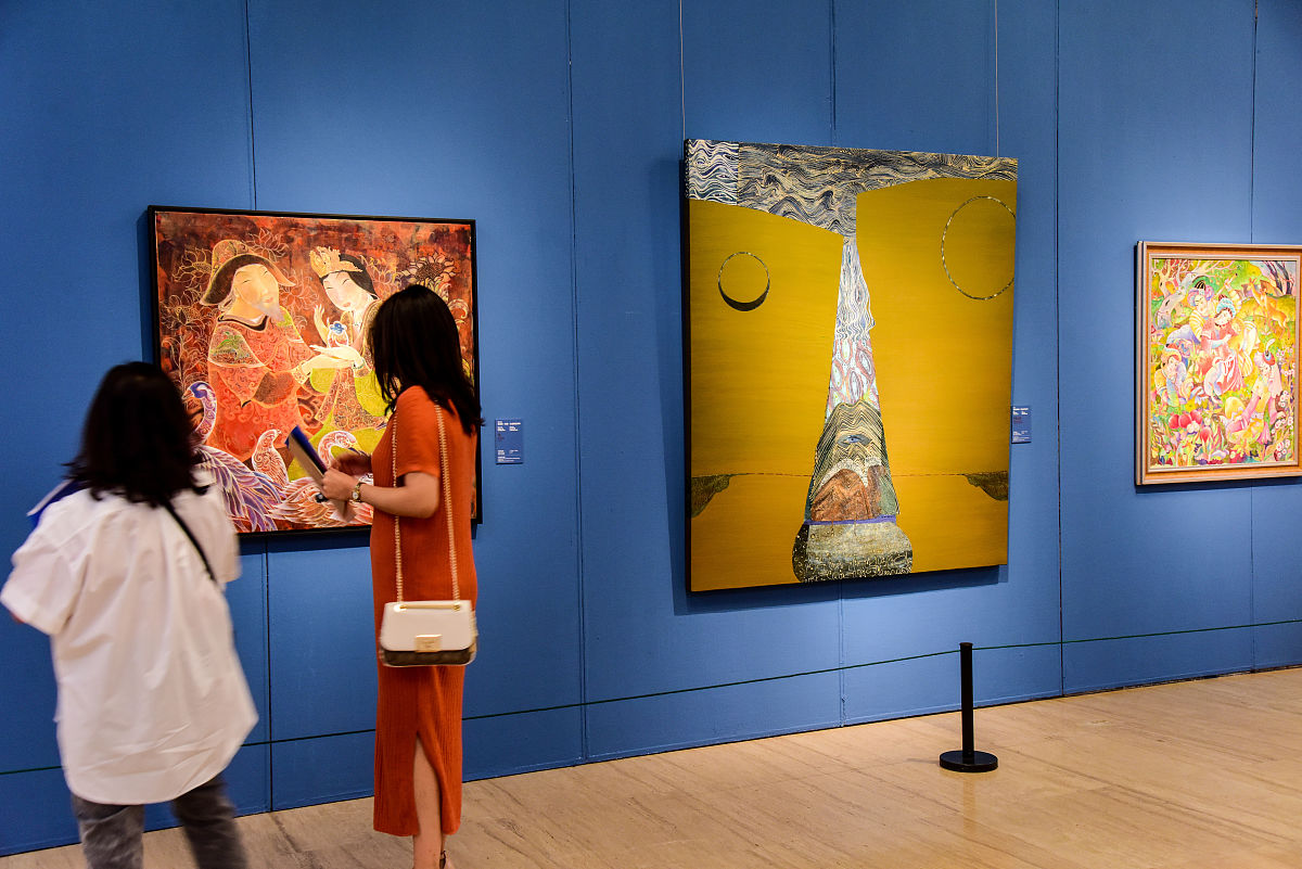 蓝色毕业季：探索美术学院毕业展主题色的深层寓意