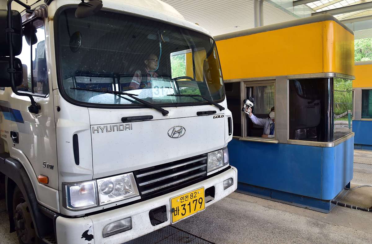 请翻译筒仓的联合检验定在了6月7日。我们检验人将按时前往。