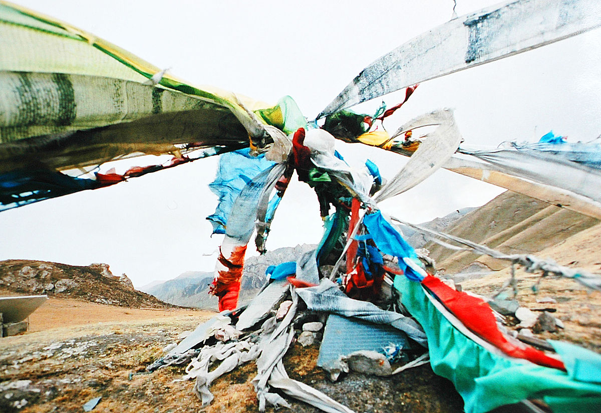 青藏高原是一处神秘之地,图为青藏公路在一处山口遇见的风幡,藏传佛教