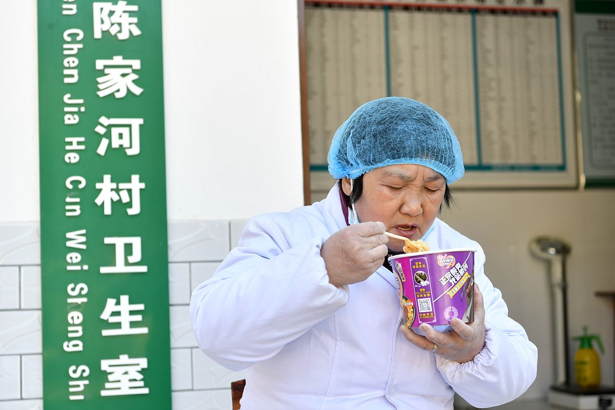 2020年2月16日,湖北省襄阳市保康县城关镇陈家河村,女村医宋朝梅在卫