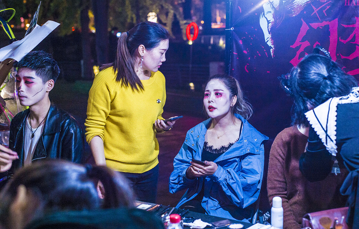 你帮我写一个正能力的中国古代恐怖故事字数在1000