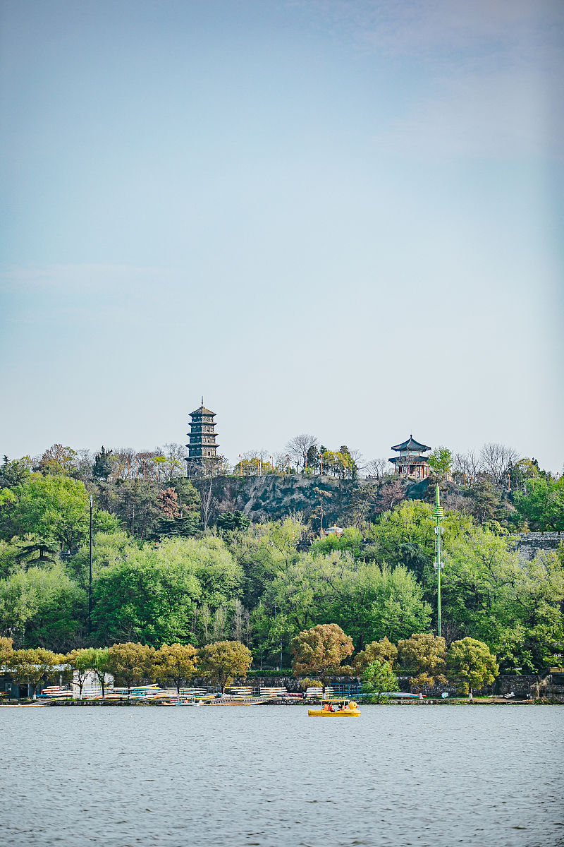 2021年3月26日,春日的南京城墙,绿树樱花,很<strong>好看</strong>,尤其是玄武湖一段的