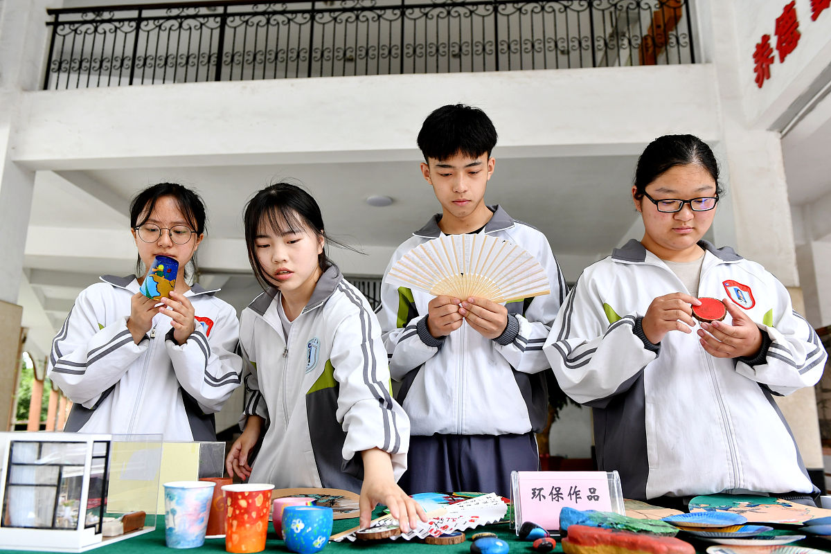 成都初中毕业适合女生学的专业有哪些好麽