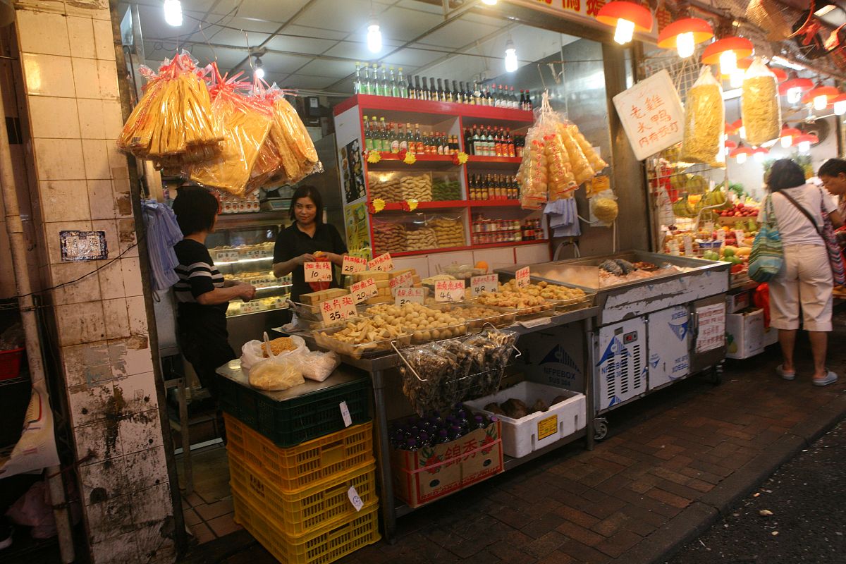 帮我写个拍摄脚本老板娘是越南华侨1978年回国在南山镇经营着宜家早餐店已经有30多年了招牌菜品是越南肠粉等越南特色早点他的儿子毕业后在外打拼为了照顾家庭选择回家帮老妈打理这家肠粉店然后通过儿子和老板娘的口述将他们的故事简单概括旁白要讲述他们的越南华侨身份