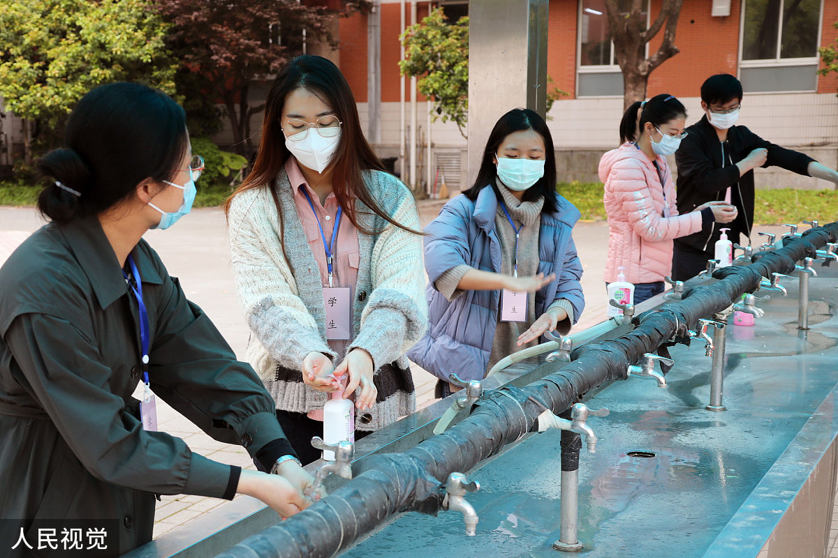 translate to chinese. In addition, extensive training of personnel and the availability of appropriate equipment and supplies will insure a successful emergency management program.