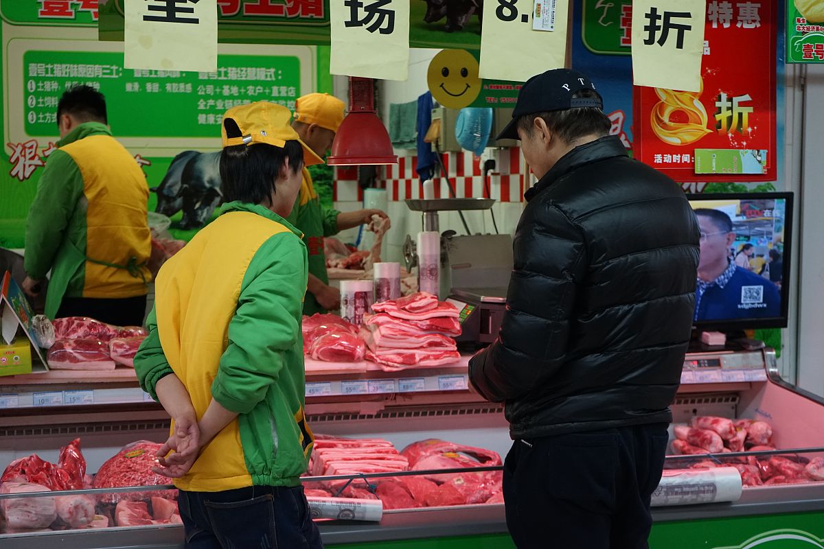 2016年3月10日,北京,市民在超市内选购商品.(如有下载使用,请署名,李