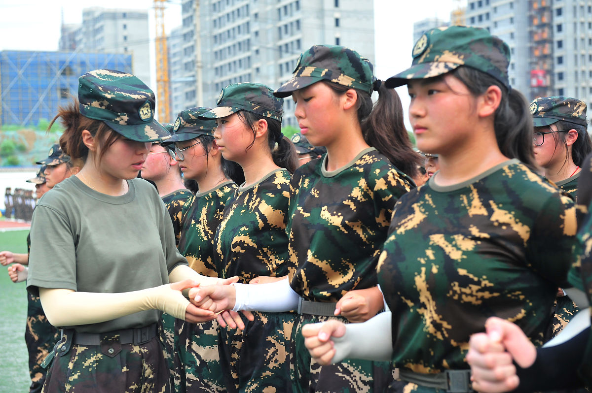 我是一名高二的学姐要给高一新生做小老师陪伴他们7天的军训我个人活泼开朗请帮我写10份简短的自我介绍