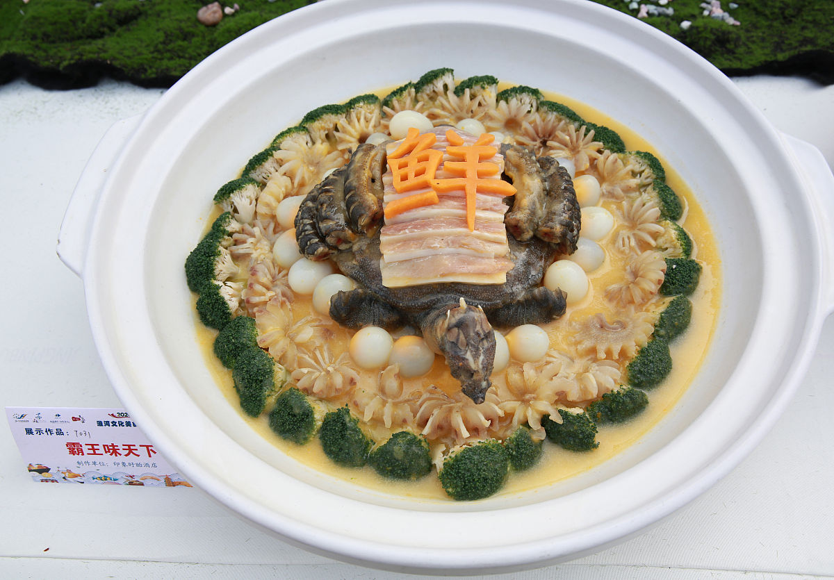 2020年10月30日,江苏省淮安市盱眙县土菜大赛现场,选手展示自己做的土